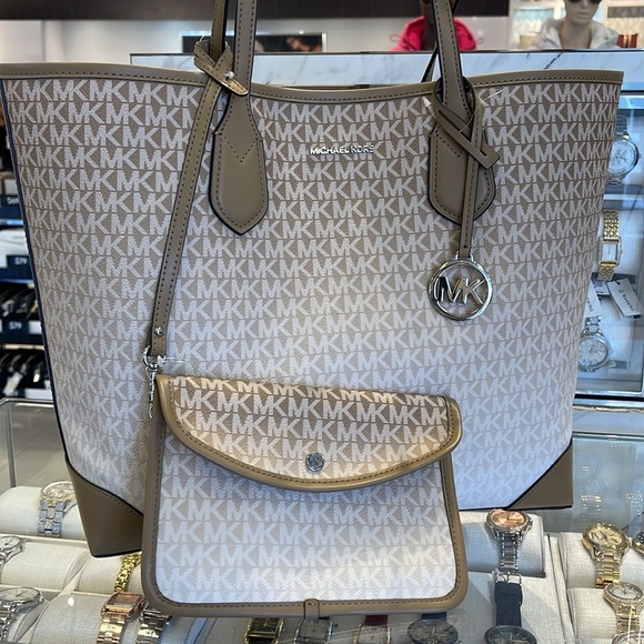 Michael Kors Eva Large Ombré Signature Logo Shoulder Tote Bag
Husk
NWT - Picture 5 of 16